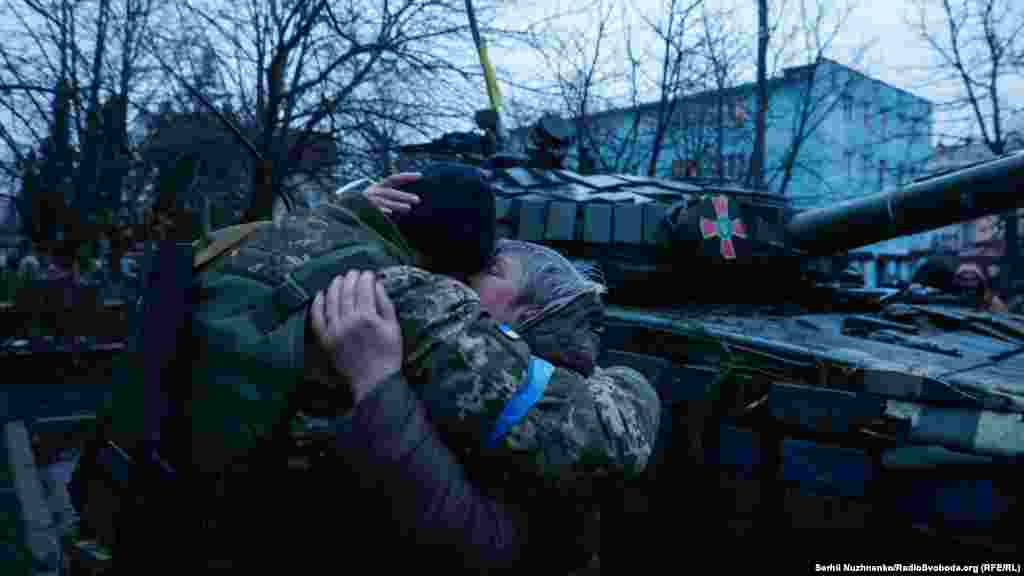 Жінка обіймає військового 10-ї окремої гірсько-штурмової бригади Збройних сил України у щойно звільненому місті Бахмач, Чернігівська область, 2 квітня 2022 року. Душа починає тремтіти, коли бачиш, як кульгавий чоловік наздоганяє колону і віддає, мабуть, останню банку тушонки, як у звільненому містечку військовий плаче, обіймаючи жінку, яка йому годиться в матері. &laquo;Наші, наші&hellip;&raquo;, &ndash;&nbsp;каже ця жінка, ледь промовляючи через сльози. І таке ж &laquo;Нааааші&raquo; чути в різних кінцях невеликої площі
