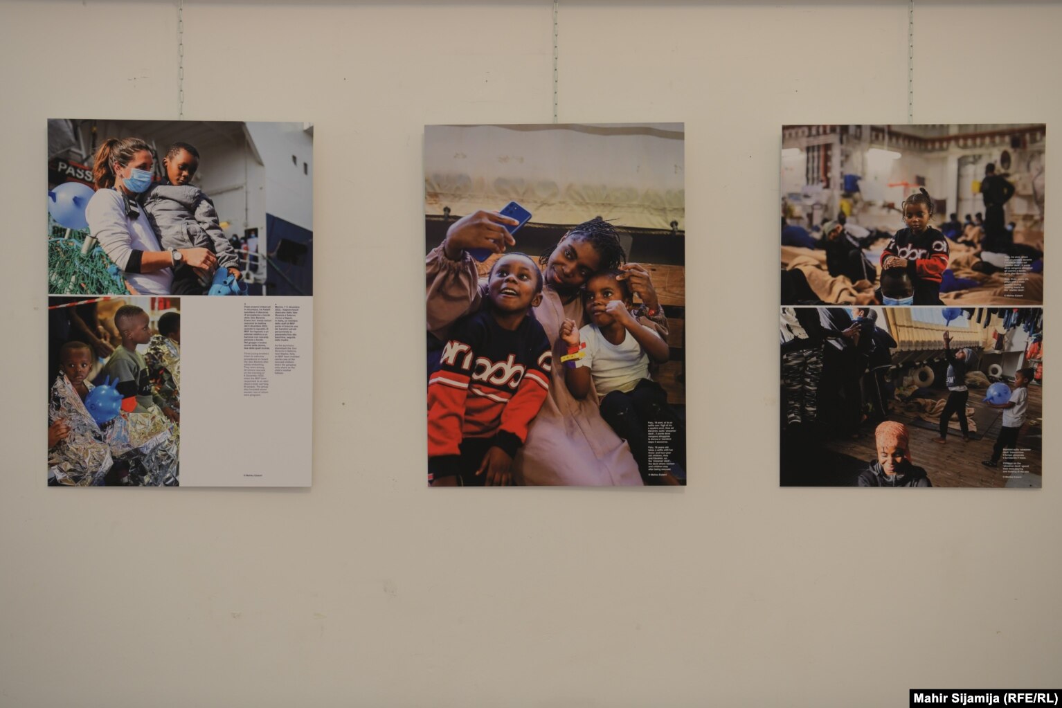 Në ekspozitë ka shumë fotografi të grave dhe fëmijëve të shpëtuar në det.