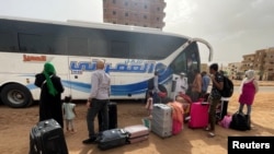 Stanovnici Kartuma bježe iz grada, Sudan, 24. april 2023.