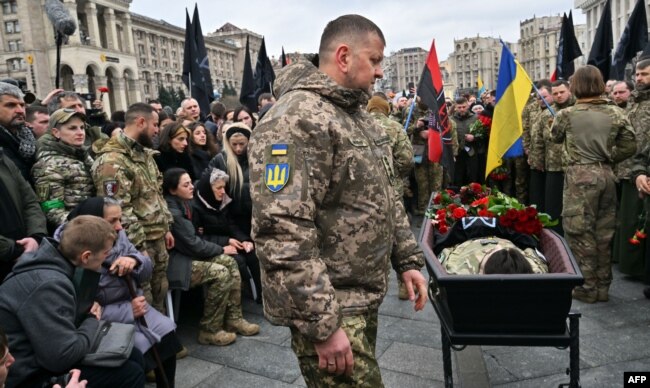 Komandanti i Përgjithshëm i Forcave të Armatosura të Ukrainës, Valeriy Zaluzhniy, bën nderimet e tij gjatë ceremonisë së lamtumirës për Dmytro Kotsyubaylo në Sheshin e Pavarësisë në Kiev, më 10 mars.