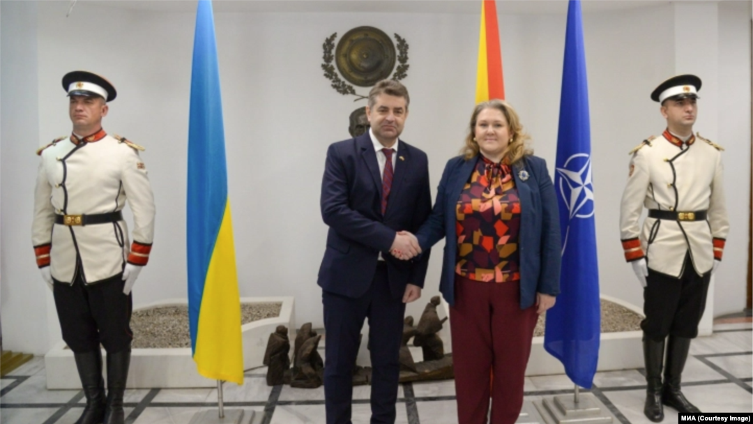 Министерката за одбрана Славјанка Петрова и украинскиот заменик-министер за надворешни работи, Евген Перебинис во Скопје, 10 октомври 2023
