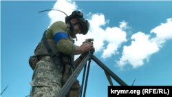 Бусолист минометной батареи Днепропетровской ОБр ТРо ВСУ «Лука». Запорожская область, Украина, июль 2023 года