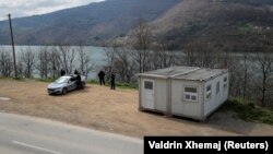 Një patrull policore qëndron pranë një kontejneri të vendosur në Zubin Potok. Kësaj here do të jenë 13 kontejnerë të vendosur në disa lokacione në veri, që do të përdoren për të votuar. 