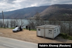 Kosovski policajci ispred kontejnera za glasanje za lokalne izbore u Zubinom Potoku, 20. april 2023.
