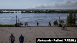 Smoke over the flooding Dnieper River can be seen from the elevation of Kherson's Glory Park. 