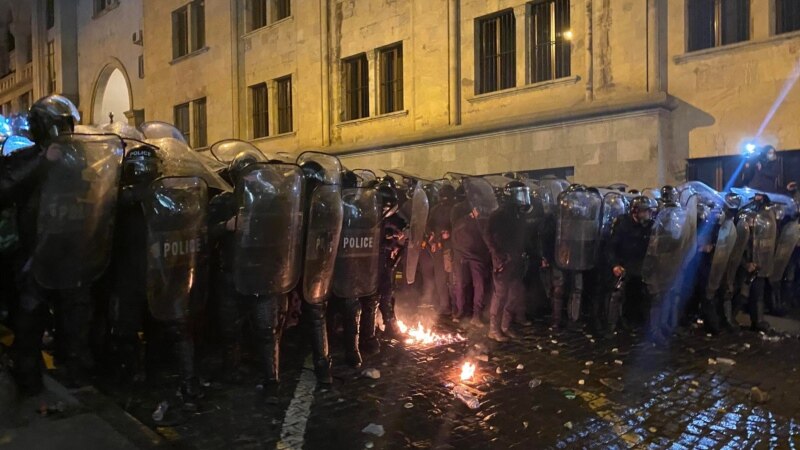 На акции у парламента Грузии в силовиков бросили «коктейли Молотова»