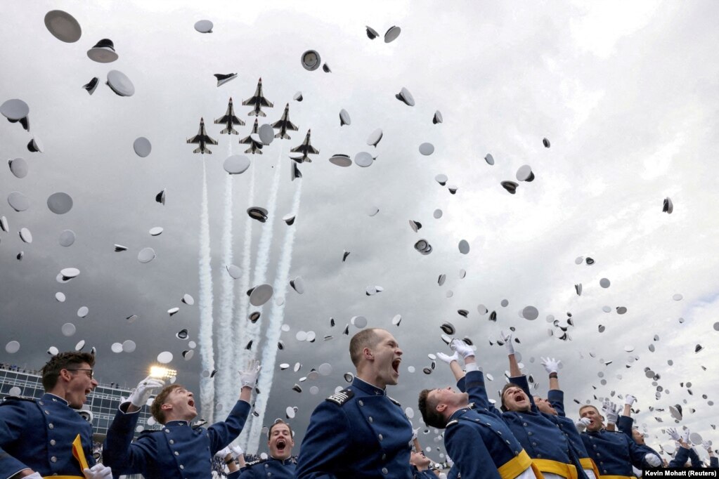 I cadetti della US Air Force Academy durante una cerimonia di laurea con la partecipazione del presidente Joe Biden al Falcon Stadium di Colorado Springs.  1 giugno 2023 