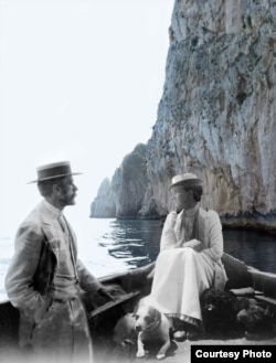 Аксель Мунте и королева Виктория (с двумя ее собаками), из интернет-журнала The Capri Times