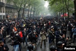 Tradicionalni marš za Prvi maj u Parizu gdje se izrazilo nezadovoljstvo zbog usvajanja penzione reforme i poziva na socijalnu pravdu, Pariz, 1. maj 2023.