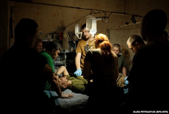 I medici ucraini della 5a Brigata d'assalto curano i soldati feriti vicino a Bakhmut, nella regione di Donetsk.