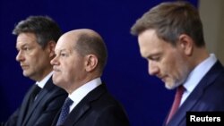 Njemački kancelar Olaf Scholz (u sredini), ministar finansija Christian Linder i ministar za ekonomiju i klimu Robert Habeck predstavljaju plan budžeta za 2024. Berlin, 13. decembar 2023. 