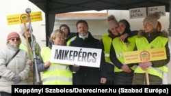 A mikepércsi anyák és Horváth Nándor László debreceni lakos Mikepércsen 2023. március 15-én