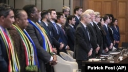 هیئت اسرائیلی (راست) و هیئت آفریقایی (چپ) در دادگاه لاهه