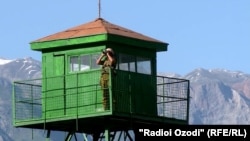 برج مراقبت امنیتی تاجکستان در نزدیک سرحد با افغانستان