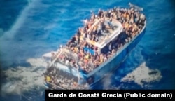 Roja bregdetare greke publikoi imazhe të varkës së mbushur me njerëz përpara se të fundosej, më 14 maj.