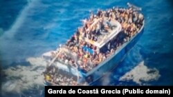 Grecia - Paza de coastă grecească a lansat imagini cu barca aglomerată înainte de a cădea, 14 mai