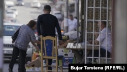 Banorë të Mitrovicës së Veriut pranë një restorani në Lagjen e Bosnjakëve, 11 tetor 2023.