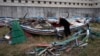 Zatvorenik pregleda migrantski čamac u dvorištu zatvora u blizini Milana, gdje se reciklira drvo ovih čamaca u muzičke instrumente kao dio projekta "Violine mora", februar 2024.