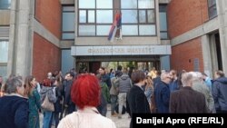 Studenti i profesori na skupu podrške Dinku Gruhonjiću ispred Filozofskog fakulteta u Novom Sadu, 27. mart 2024.
