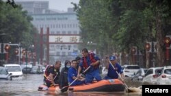 Spasilačke ekipe pomažu unesrećenima, Peking, 1. august