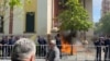 Protestuesit hodhën koktej molotovi në drejtim të ndërtesës së bashkisë së Tiranës më 11 prill 2024. 