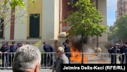 Protestuesit hodhën koktej molotovi në drejtim të ndërtesës së bashkisë së Tiranës më 11 prill 2024. 