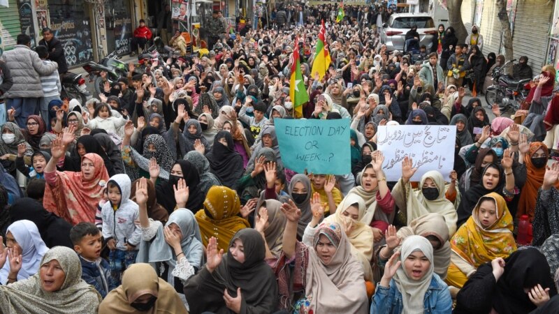 Протести во Пакистан поради изборните резултати додека продолжуваат да течат разговорите за идната влада