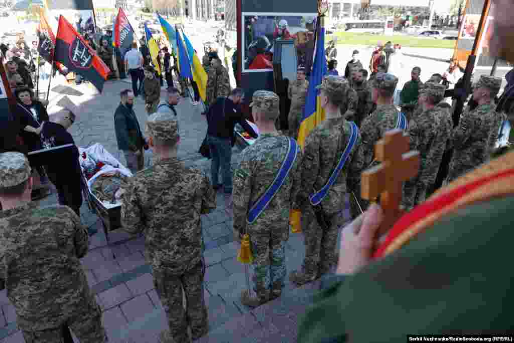 Із центральної площі столиці України тратурний кортеж із тілами загиблих воїнів поїхав у Тернопіль. 10 квітня там відбудеться церемонія поховання