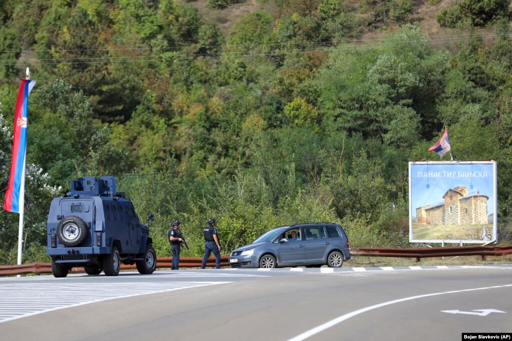 Zyrtarë të Policisë së Kosovës në një rrugë në afërsi të fshatit Banjskë.