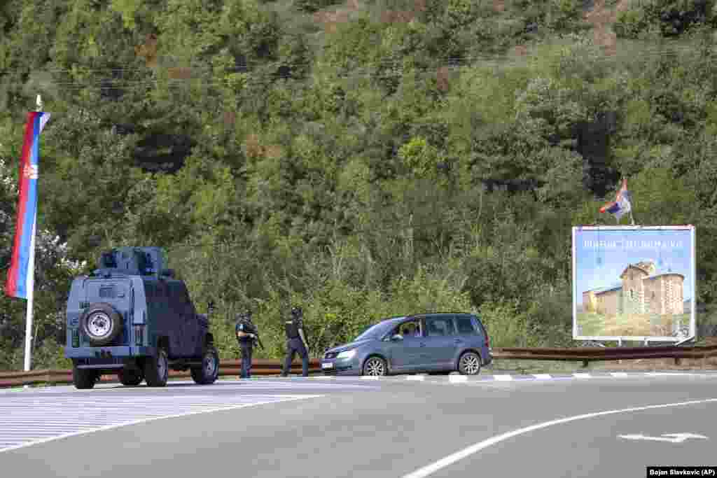 Kosovska policija na cesti u blizini sela Banjska na sjeveru Kosova.