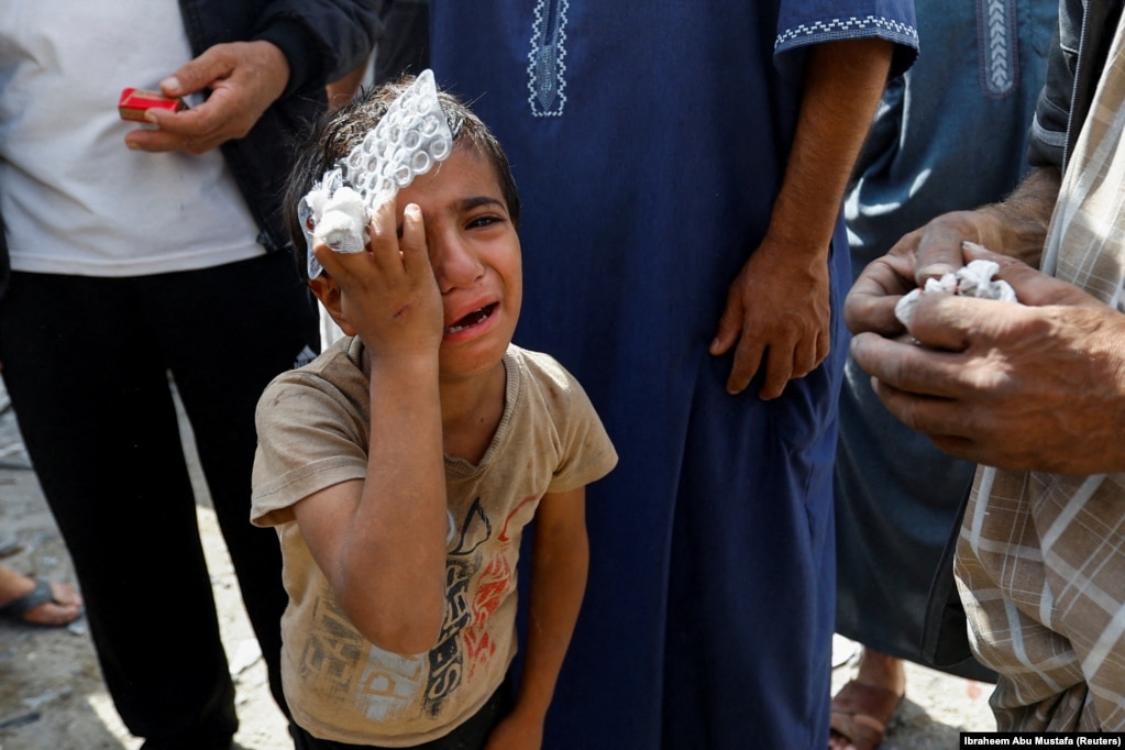 Një djalë i vogël palestinez duke qarë pasi sulmet izraelite goditën shtëpitë në Rafah, në Rripin e Gazës, 17 tetor 2023.