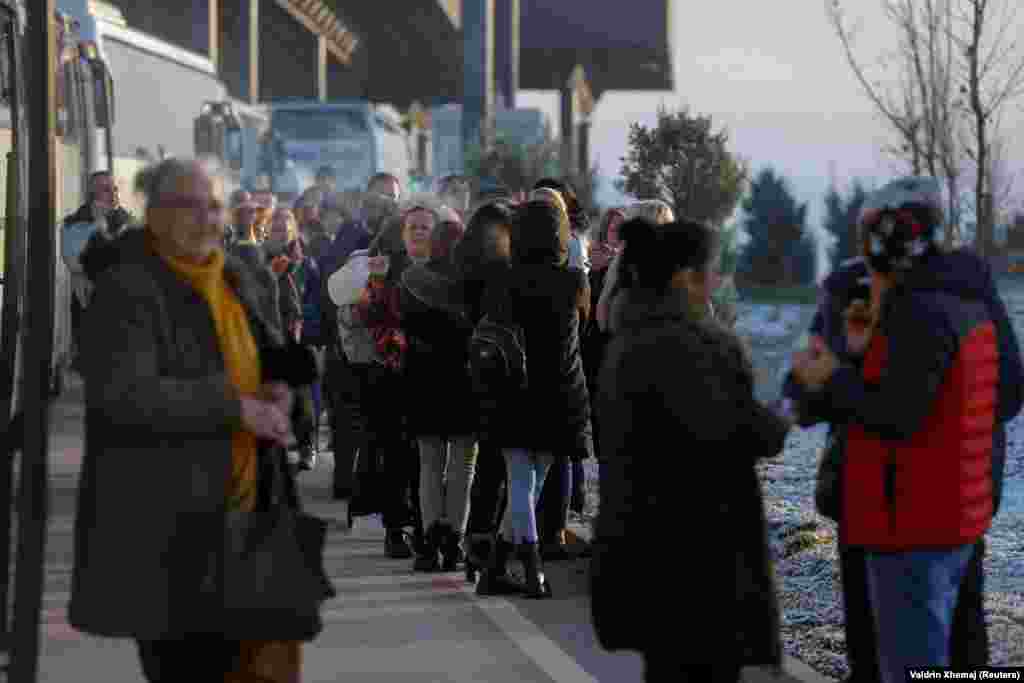 Srbi sa Kosova organizovano su automobilima i autobusima dolazili u Srbiju 17. decembra kako bi glasali na vanrednim parlamentarnim izborima. &nbsp;