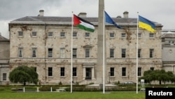 Palestinska, ukrajinska, irska i zastava EU vijore ispred Leinster Housea u Dublinu, Irska, 28. maja 2024.