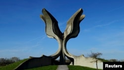 Spomenik Kameni cvijet u Jasenovcu koji je posvećen žrtvama stradalim u logoru Jasenovac u tadašnjoj Nezavisnoj Državi Hrvatskoj tokom Drugog svjetskog rata (foto arhiv)