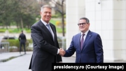 Președintele Klaus Iohannis (stânga) și fostul director SRI, Eduard Hellvig. Serviciul Român de Informații nu mai are un șef civil de aproape 11 luni.