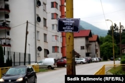 Improvizirana tabla s novim nazivom ulice u Srebrenici. 13. juna 2024.
