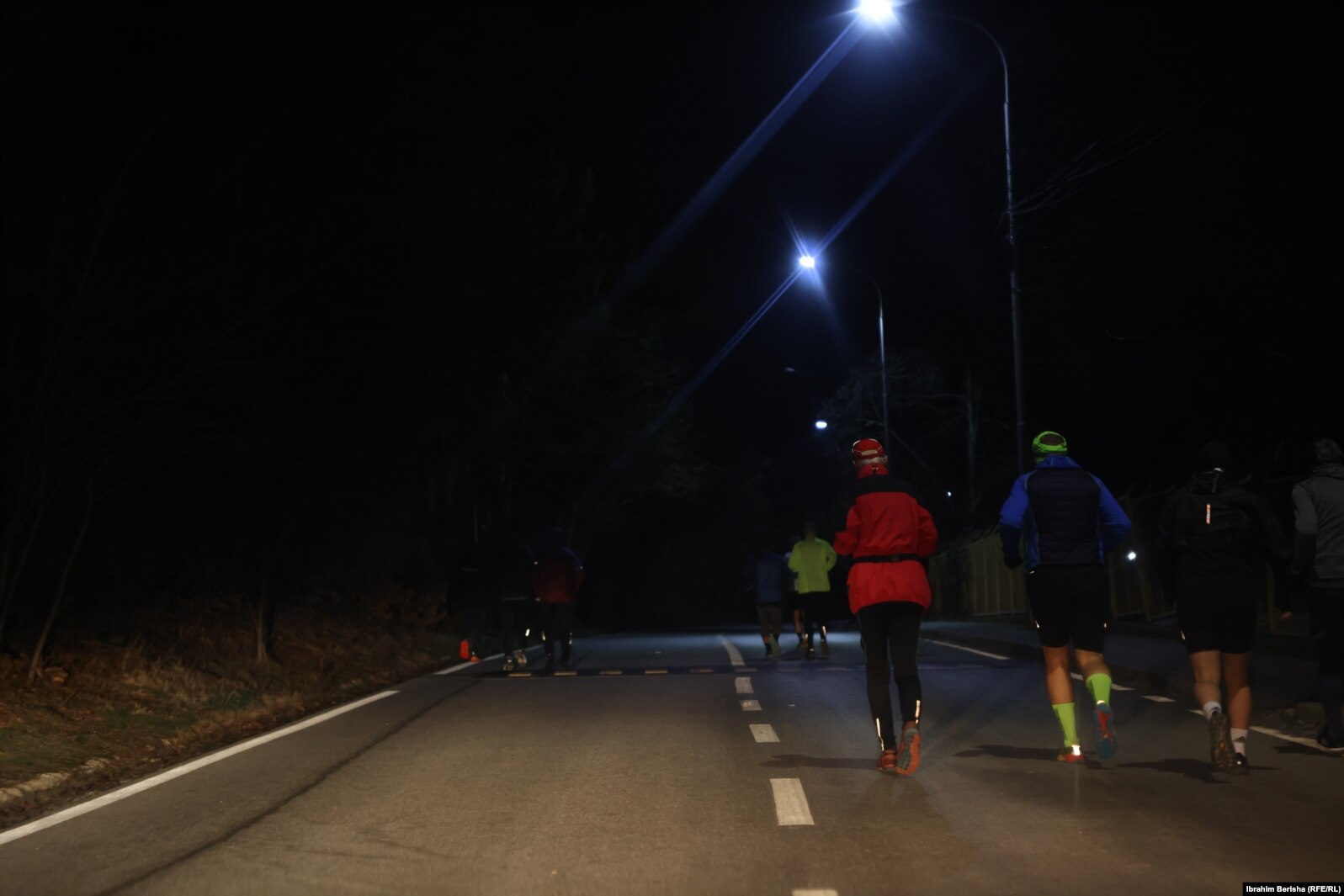 Një grup vrapuesish në orët e hershme të një mëngjesi në Prishtinë.