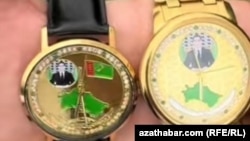 Руководителей госучреждений заставляют покупать часы с портретами президента Сердара Бердымухамедова и его отца Гурбангулы Бердымухамедова