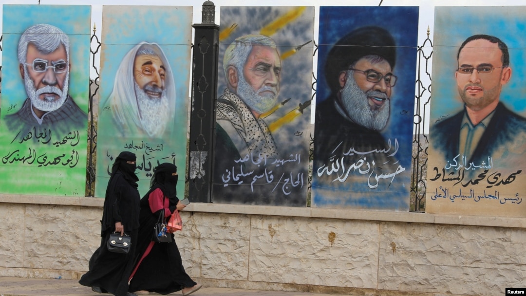 Posteri bivšeg komandira iračke milicije Abu Mahdija, bivšeg lidera Hamasa Ahmada Jasina, bivšeg šefa iranskig Quds snaga Kasema Sulejmanija, vođe libanonskog Hezbplaha Sajeda Hasana Nasralaha i lidera Huta Mahdija al-Mašata na glavnom trgu u Sani, Jemen, 4. januar 2024. 