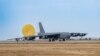 Un bombardier strategic B-52H Stratofortress al Armatei SUA aterizează la baza Mihail Kogălniceanu.