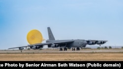 Un bombardier strategic B-52H Stratofortress al Armatei SUA aterizează la baza Mihail Kogălniceanu.