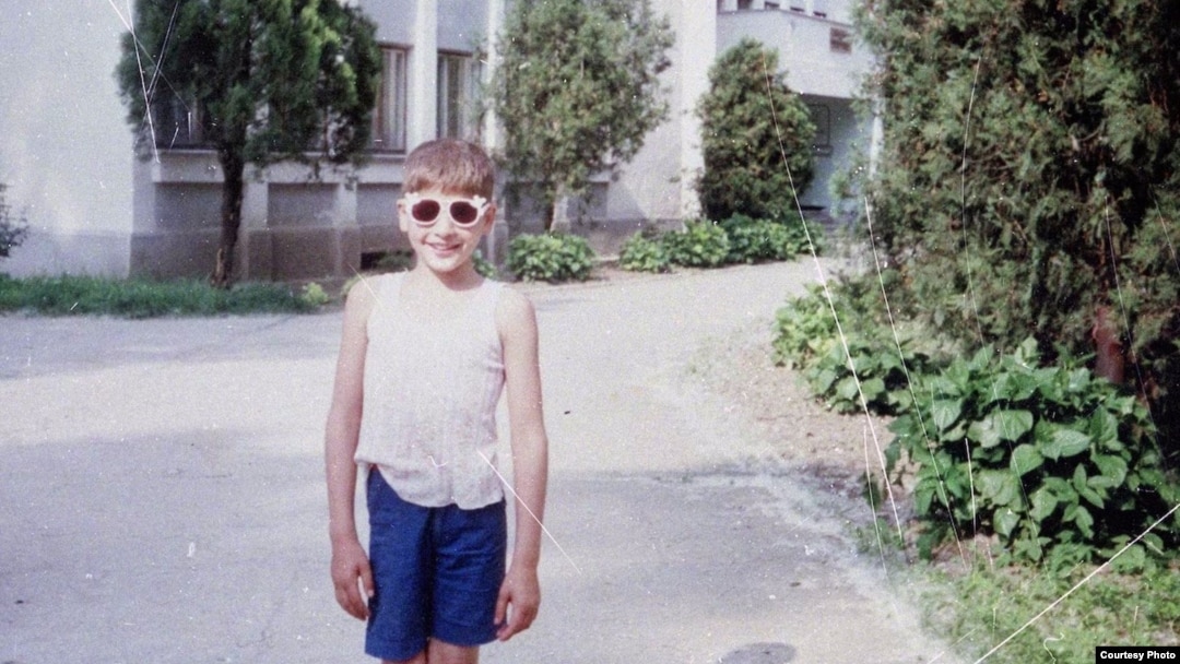 Poză făcută de Marlys Ruckel, mama adoptivă a lui Izidor (1991). 