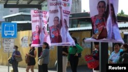 Plakati za izbornu kampanju partije MORENA na autobuskoj stanici u Meksiko Sitiju, 23. maj 2024. 