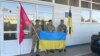 Троє українських військовослужбовців, які потрапили до Угорщини без згоди Києва, на угорсько-українському кордоні на шляху до повернення в Україну. 20 червня 2023 року