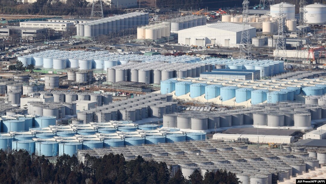 Rezevoari za skladištenje tretirane kontaminirane vode kod nuklearne elektrane Fukušima-Daiči, februar 2021. Havarisano postrojenje nastavlja da kontaminira više od 150 tona vode svakog dana.