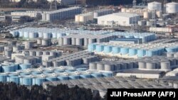 Rezevoari za skladištenje tretirane kontaminirane vode kod nuklearne elektrane Fukušima-Daiči, februar 2021. Havarisano postrojenje nastavlja da kontaminira više od 150 tona vode svakog dana.