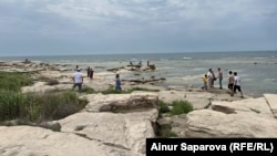 Aktau şäherindäki Hazar deňzi. 2025-nji ýylyň 15-nji iýuny