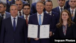 Președintele Iohannis după promulgarea Legilor Educației, alături de președintele Senatului (PNL), Nicolae Ciucă și ministrul Educației, ex-consilier prezidențial, Ligia Deca. Premierul Marcel Ciolacu (PSD) se afla la Berlin pentru discuții cu cancelarul german, Olaf Scholz. 