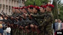 Военнослужещи от 61-ва Стрямска механизирана бригада правят демонстрация на празничната си програмата за 6 май - Денят на храбростта и Българската армия, Казанлък, 29 април 2024 г.