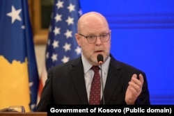 Ambasadori amerikan në Kosovë, Jeffrey Hovenier. (Foto: Qeveria e Kosovës)